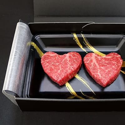 箱を開けると綺麗に横に並んでいるハート型米沢牛ステーキ肉