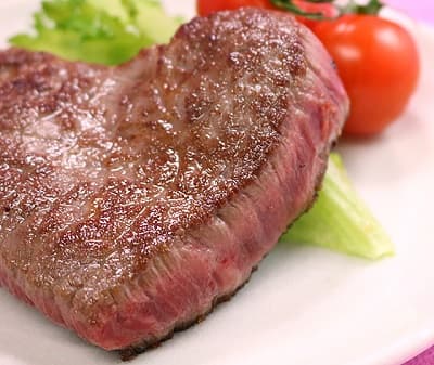 外はこんがり、中はまだ赤いハート型米沢牛のレアステーキ