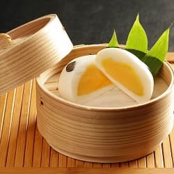 蒸籠に置かれた カスタードパンダ