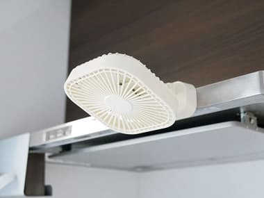 キッチンの上部に取り付けたコードレスファン アイボリー