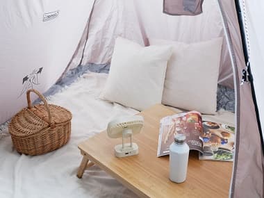 テントの中で活躍するコードレスファン アイボリー