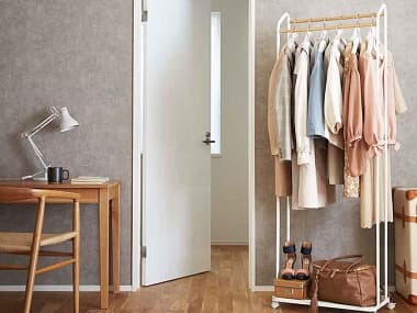 洋服を掛け下の棚にバッグを置いているハンガーラック（ホワイト）