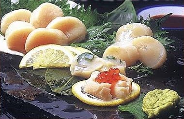 お皿に盛りつけられた美味しそうな帆立貝柱や山葵