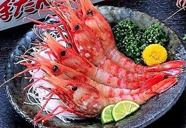 丸いお皿に盛られた新鮮なぼたん海老5尾