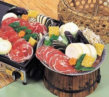 野菜と一緒に盛りつけられたラム肉のスライス