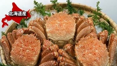 籠に載せられた毛ガニ 3尾