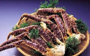 ざるに盛られた8本の生たらばがに足 大・2kg
