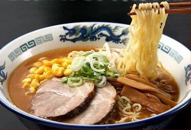 箸で持ち上げたちぢれ麺が美味しそうなラーメン