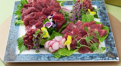 四角いお皿に盛られた、スライス赤身ユッケセット