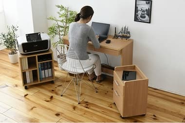 デスク＆チェスト＆ラック 3点セットで作業をする女性