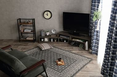 シックなテレビ台 ローボードとお洒落なラグ