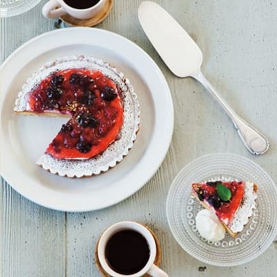 美味しそうなホールのベリーケーキのスィーツ