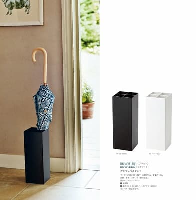 傘が一本ささった黒い長方形のアンブレラスタンンド