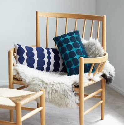 椅子の上に置かれたキッピスのお洒落なクッション