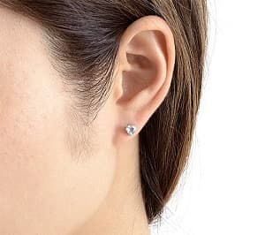 左耳に付けた小粒で可愛いアクアマリン ハートピアス