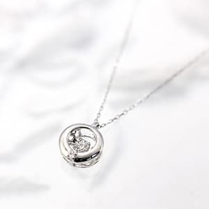 シルバーのダンシングストーン ネックレス