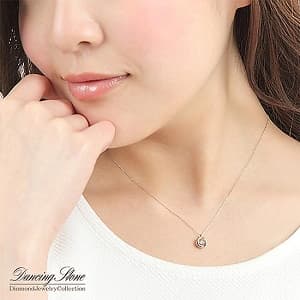 女性の首に掛けた ダンシングストーン ネックレス