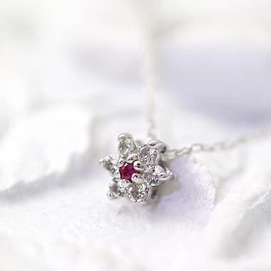 ルビー＆ホワイトトパーズ ネックレスのTOP部分