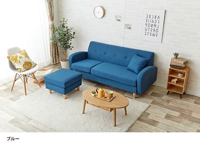 北欧テイストを漂わせる爽やかなブルーのカウチソファ