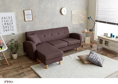 右側にカウチスツールを配置した落ち着いたブラウンのカウチソファ