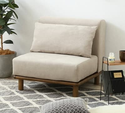 爽やかなカーキカラー、足は木材の１人掛けローソファー