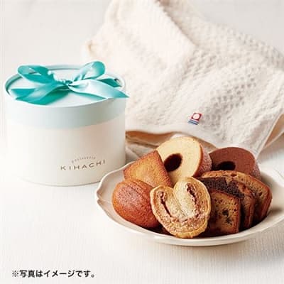 キハチのスイーツと今治タオルのセットを並べたイメージ