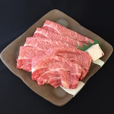 上品なお皿に盛られた霜が綺麗な神戸牛肩ロース