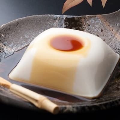 調味タレのかかった、滑かそうな白い高野山特選ごま豆腐