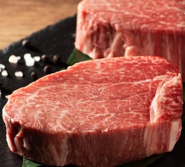 厚みのある黒毛和牛の霜降りヒレ肉