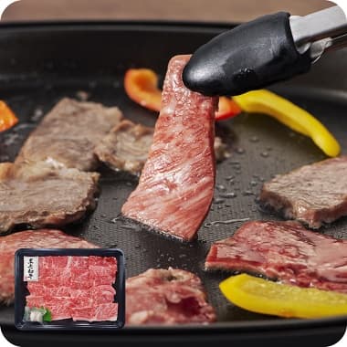 ホットプレートで焼かれる美味しそうな黒毛和牛肩ロース