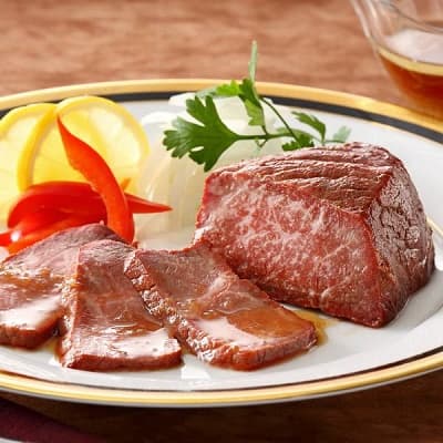 皿に盛られタレのかかった美味しそうなローストビーフ