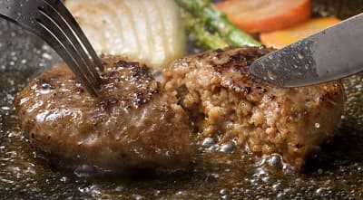 ナイフとフォークで切り分け肉汁が溢れ出す長崎牛ハンバーグ