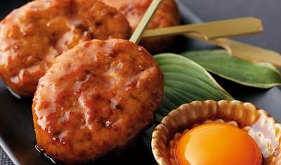 卵黄を添えて高級感を演出 みつせ鶏焼きつくね