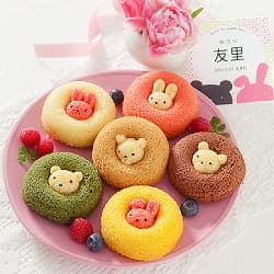 お皿に盛った可愛いアニマルドーナツ