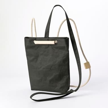 上部にストラップを取り付けた黒い3WAYベビーリュックの表側