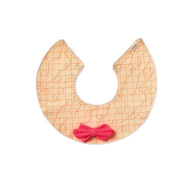 オレンジに赤いリボンの付いた丸いスタイ