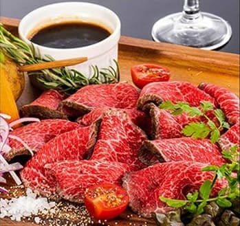 タレと熊野牛ローストビーフのスライス