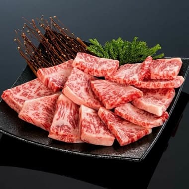 お皿に盛られた熊野牛極上ロースのスライス