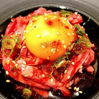 卵黄が乗っている熊野牛ユッケ