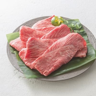 柚子を添えて丸いお皿に盛られたピンク色に近い美味しそうな近江牛のお肉