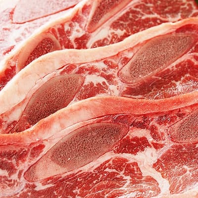 豊富な脂身の骨付きカルビ