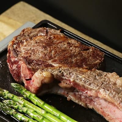 外はこんがり、中は赤身の残った美味しそうな焼き加減のトマホークステーキ