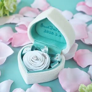 ふたの開いた プロポーズボックス ホワイトハート