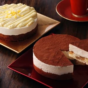 美味しそうなモンブランとティラミスのホールケーキ