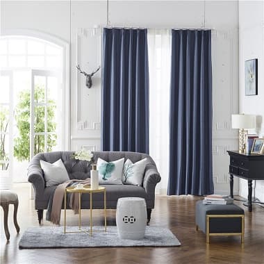 お洒落なリビングに付けられたネイビーカラーのドレープカーテン