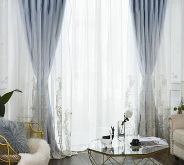 レースのカーテンとブルーの一体型カーテン