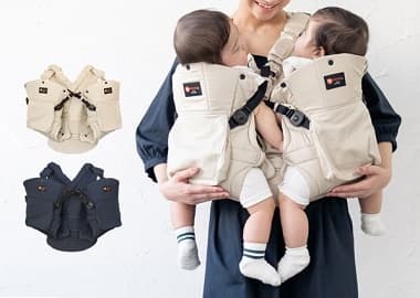 双子用抱っこ紐で双子を抱っこする母親