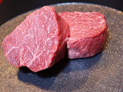 お皿に乗った、厚さ3cm程の生のランイチステーキ(200g)2枚