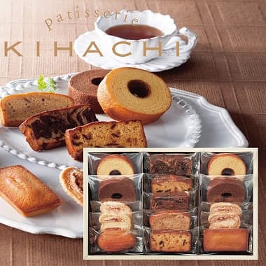 美味しそうなバームクーヘンやマドレーヌのアソートと紅茶