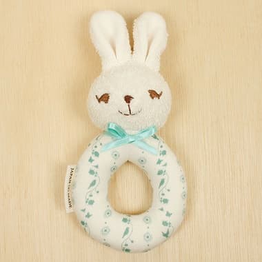 丸い取っ手にウサギの顔のぬいぐるみが付いているガラガラおもちゃ